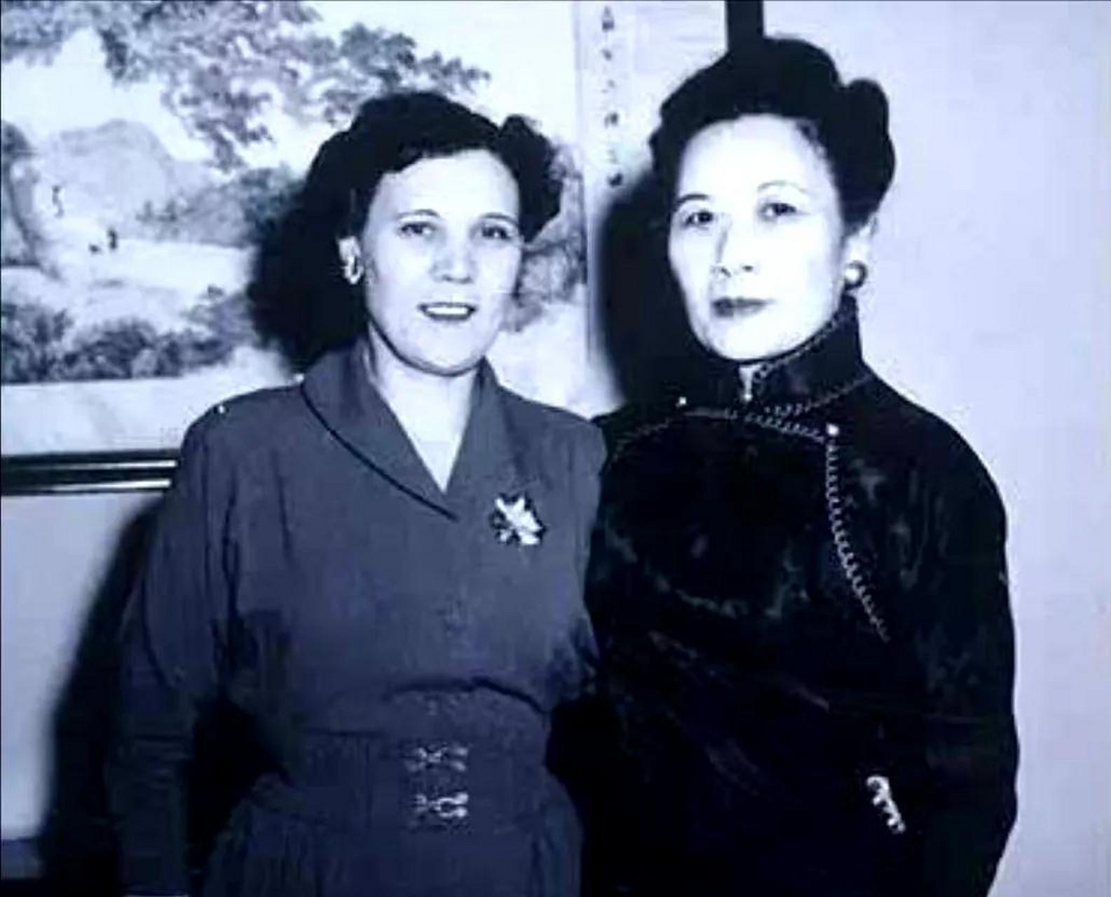 这是50年代,宋美龄和"儿媳"蒋方良,一张罕见的留影,在当时虽然蒋方良