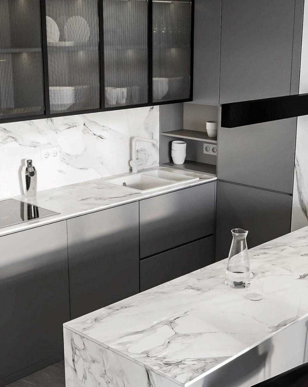 高颜值的厨房玻璃橱柜,自带朦胧美感的长虹玻璃柜门,里面放置的物品若