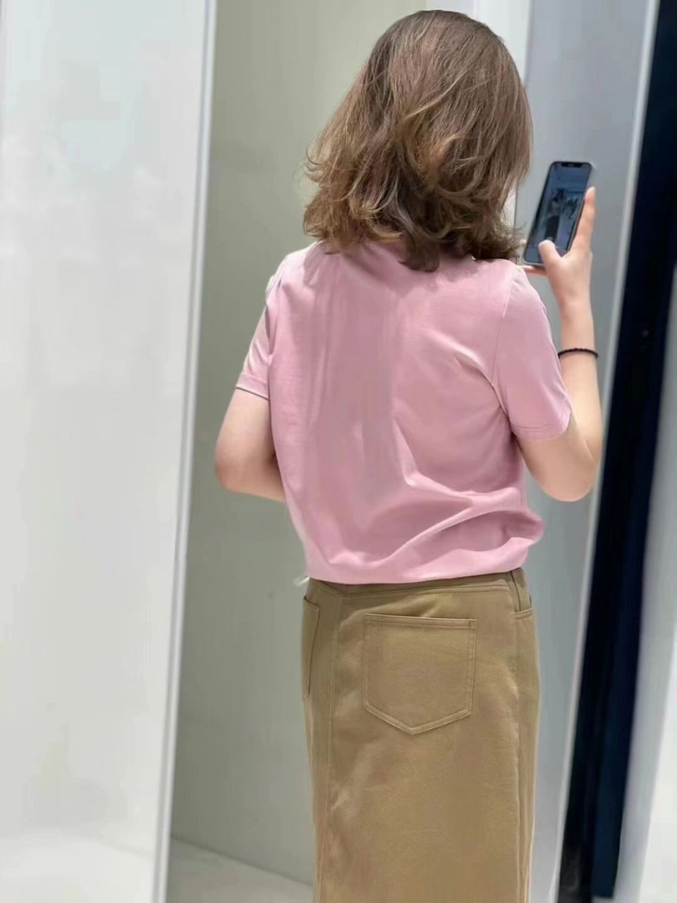 卡其色半裙搭配粉色t恤	 "我把喜欢 写在风里 从此整个世界都是你