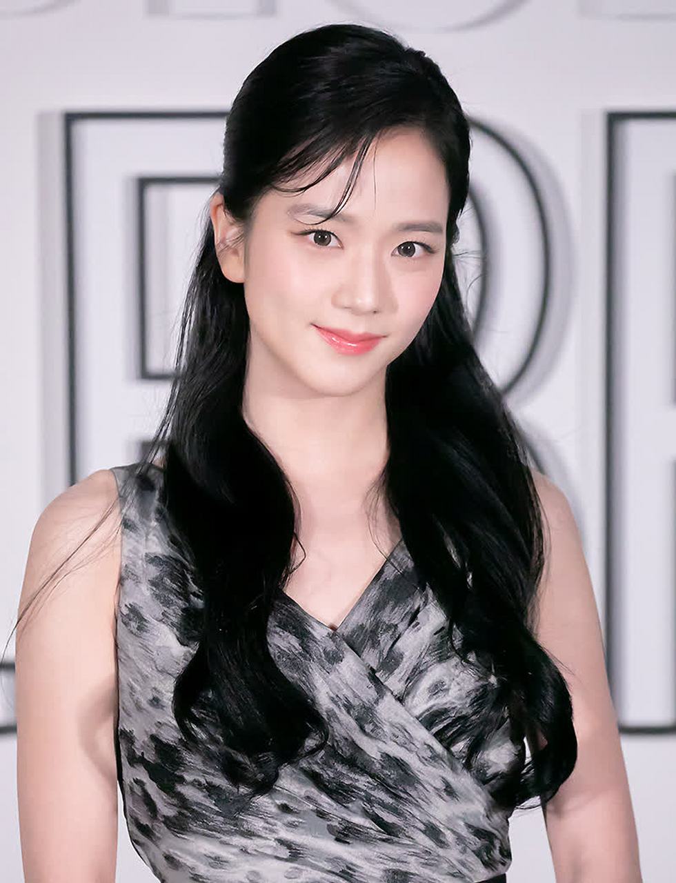 jisoo在首尔参加dior的展览,感觉她的笑容有点勉强.