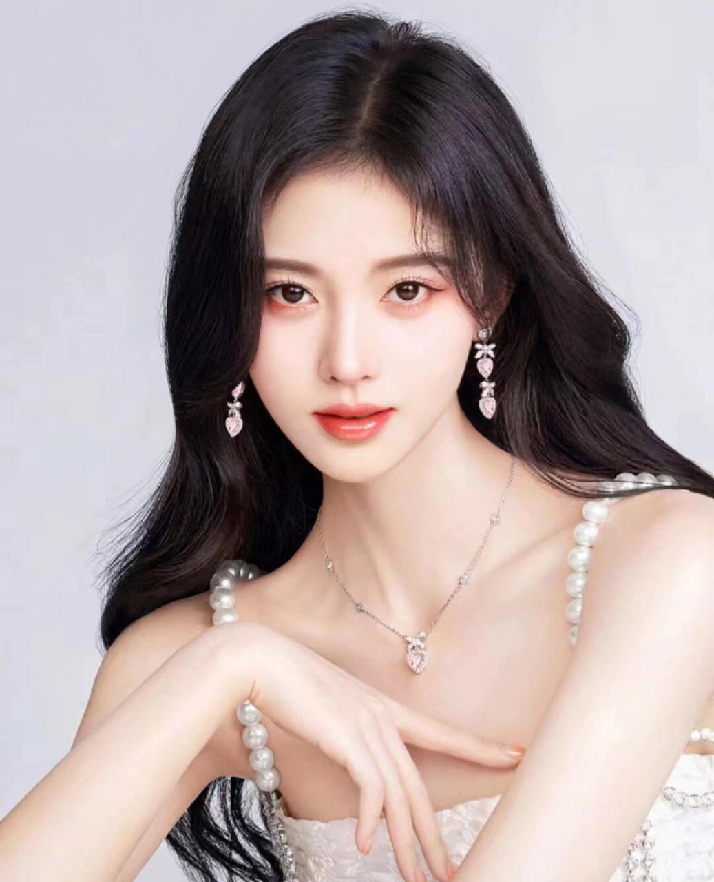 盘点鞠婧祎的神仙照片  鞠婧祎,一位备受瞩目的女艺人,以其甜美的外貌