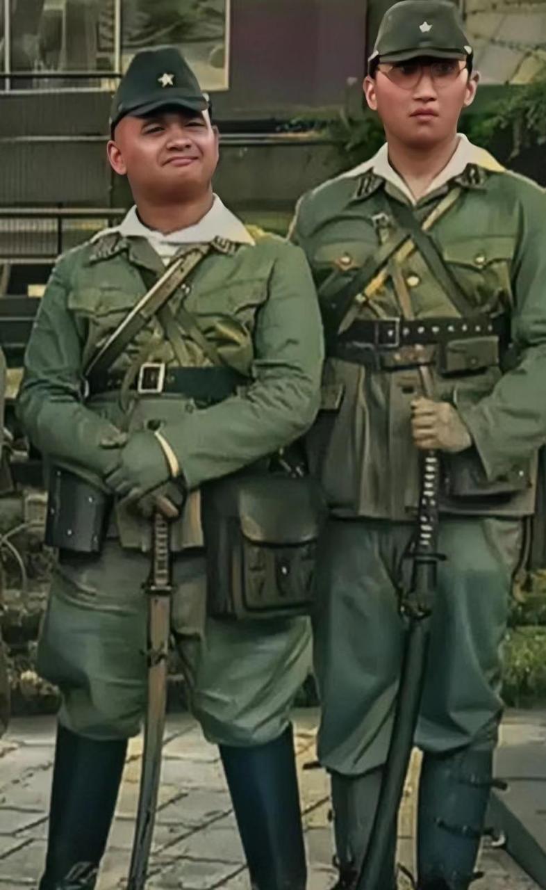 1942年,侵略东南亚国家的小日本出兵,腿还没有军刀高,目测身高1.