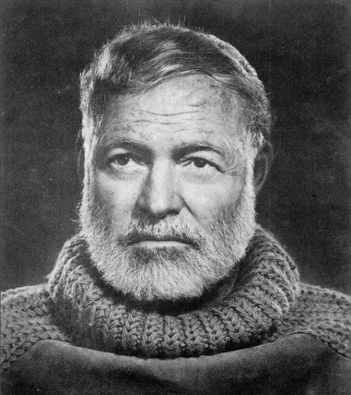 这是1923年,海明威办理护照留下的照片,没想到他年轻时长得这么帅!