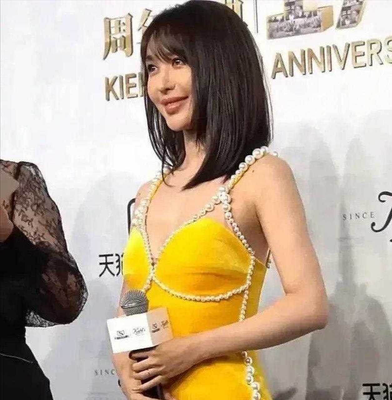 李菲儿的颜值确实没有angelababy好看,穿黄色吊带裙,身材还是挺不错的