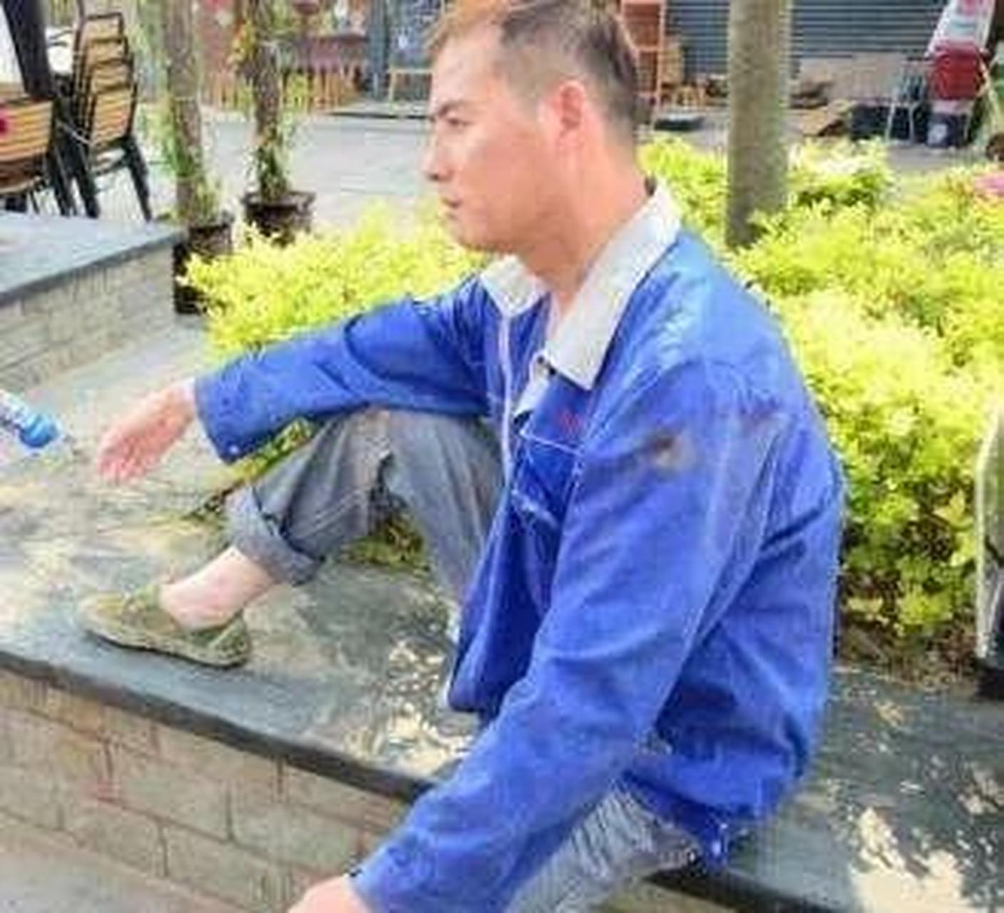 亿万富翁秦军乔装成乞丐回到了久别的家乡,本以为多年未见,大家会热情