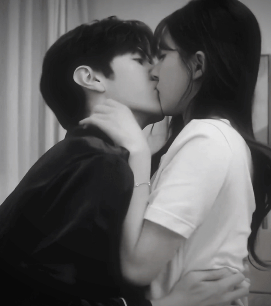 赵露思,陈哲远这段吻戏太欲了, 吻的也太过投入了, 话说你们看了眼馋