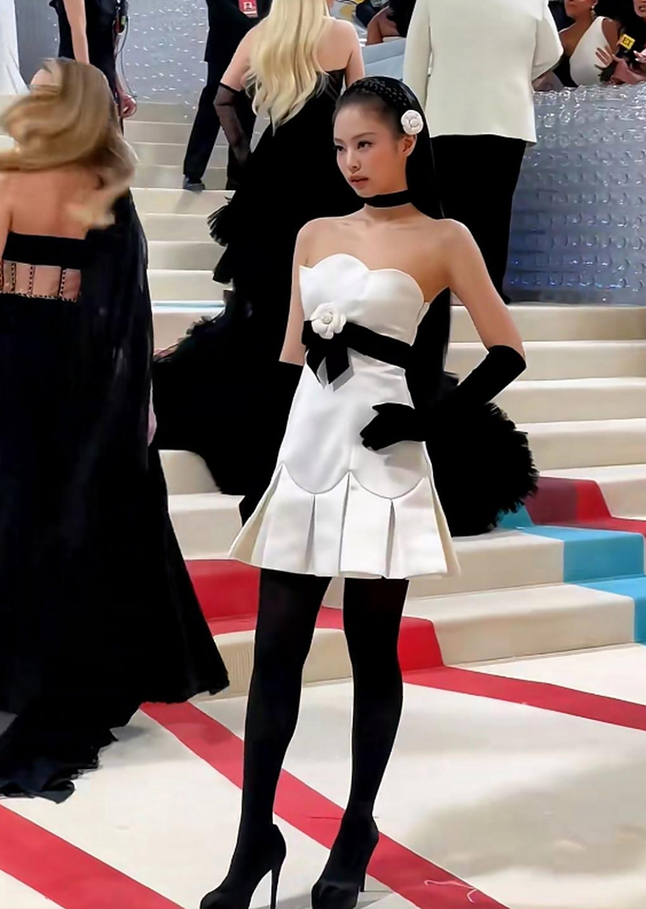 金珍妮香奈儿造型,头上的山茶花更显纯白