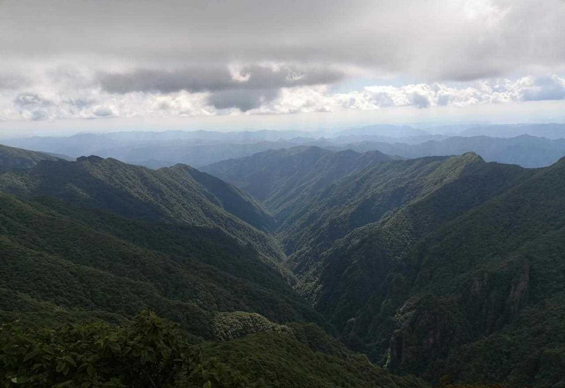 远上寒山石径斜,白云深处有人家.停车坐爱枫林晚,霜叶红于二月花.