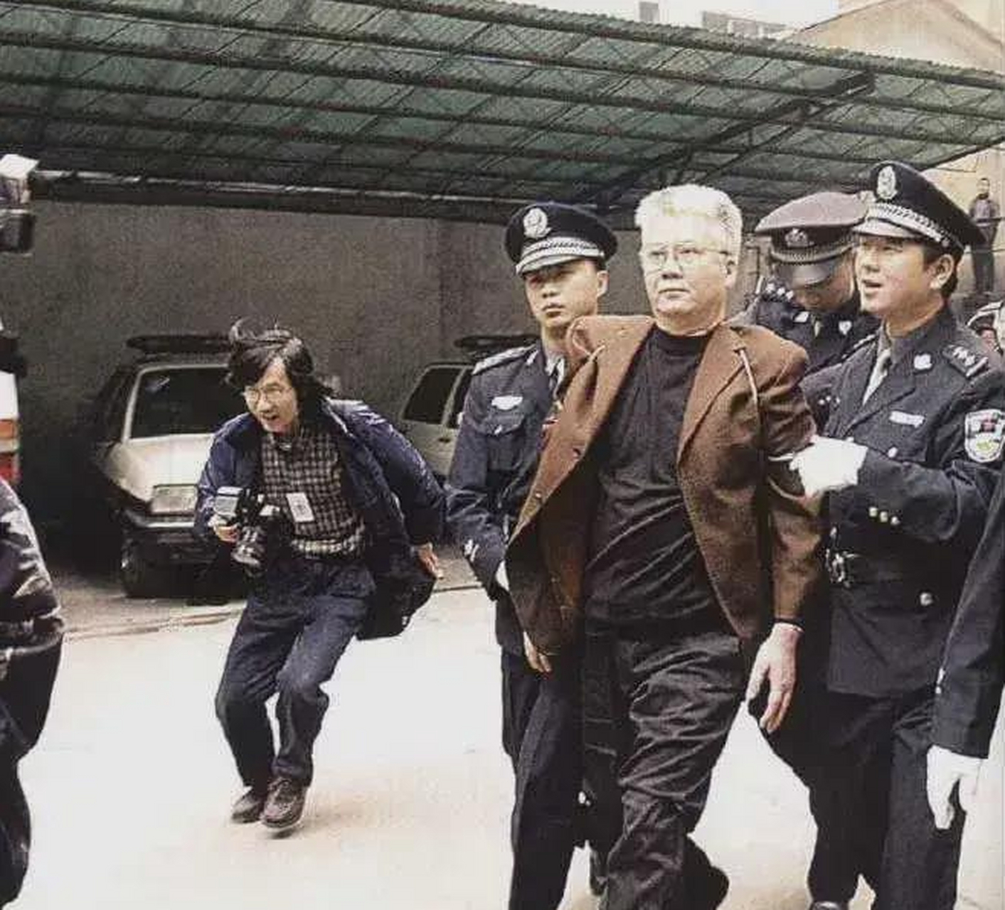 2003年,重庆巨贪胡启能,正被押赴刑场执行死刑.