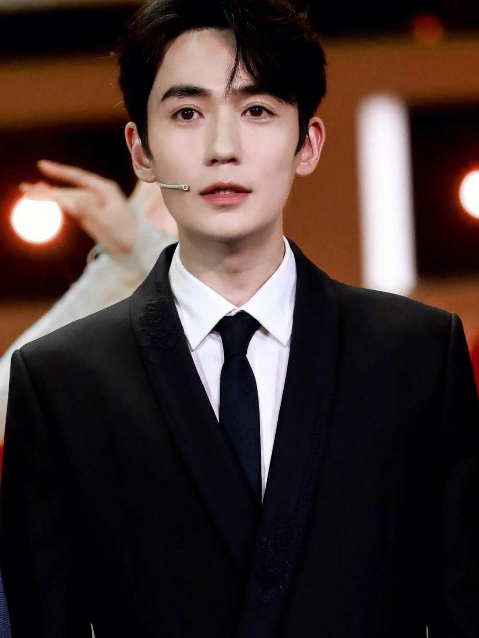 朱一龙原来真的在模仿余华,近日演员朱一龙在采访中,透露自己参演的