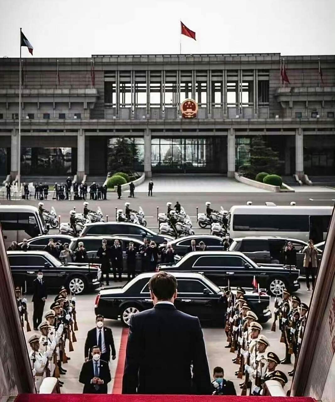 全球瞩目的法新社照片引起了轰动.