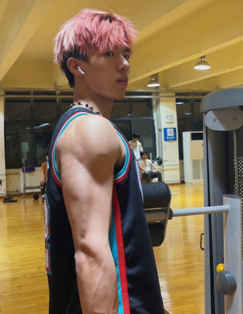 喜欢粉色头发男孩子吗一#帅哥