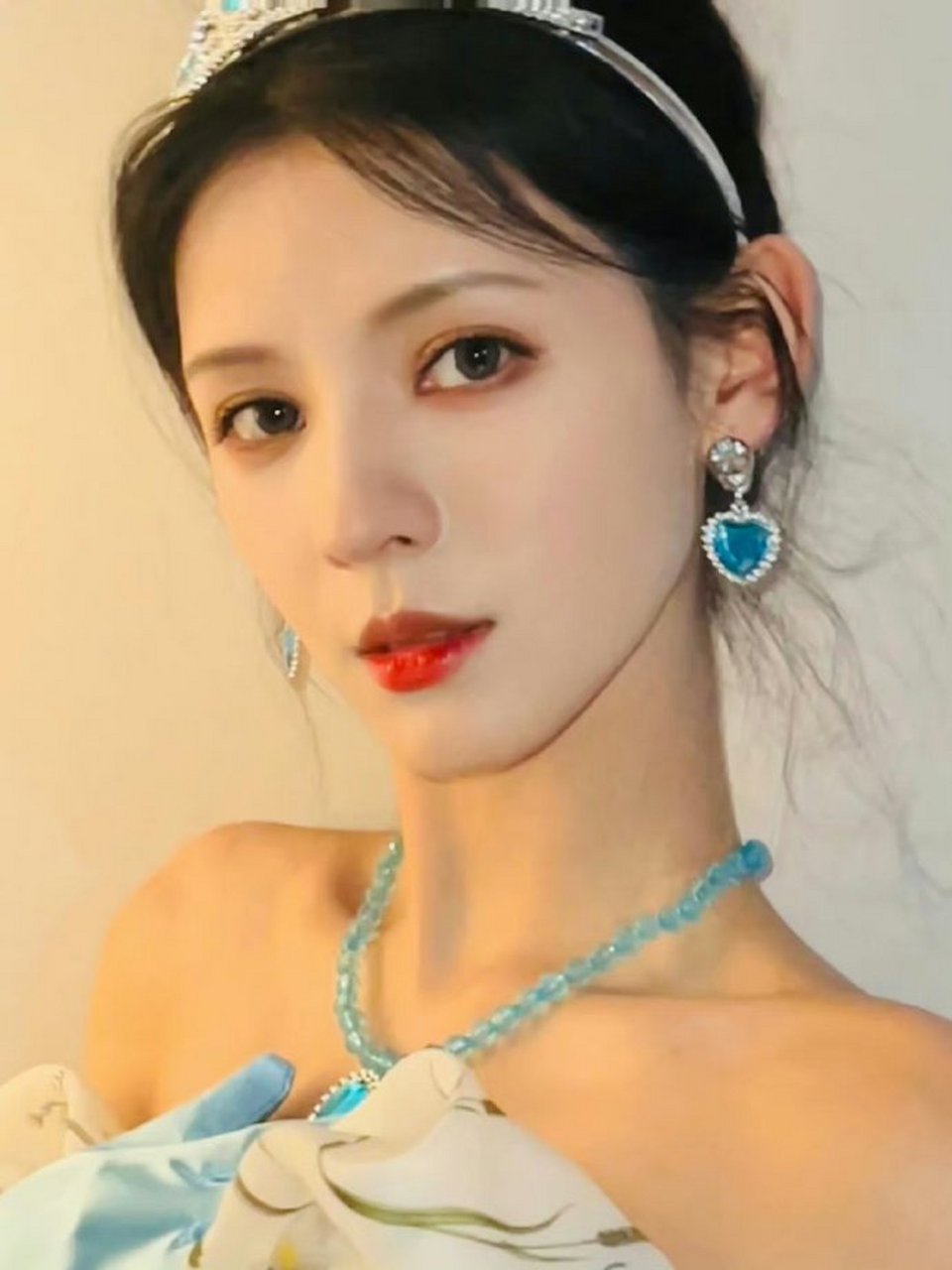 还是很好奇张予曦这张脸到底怎么长的,好牛的骨相和皮相.