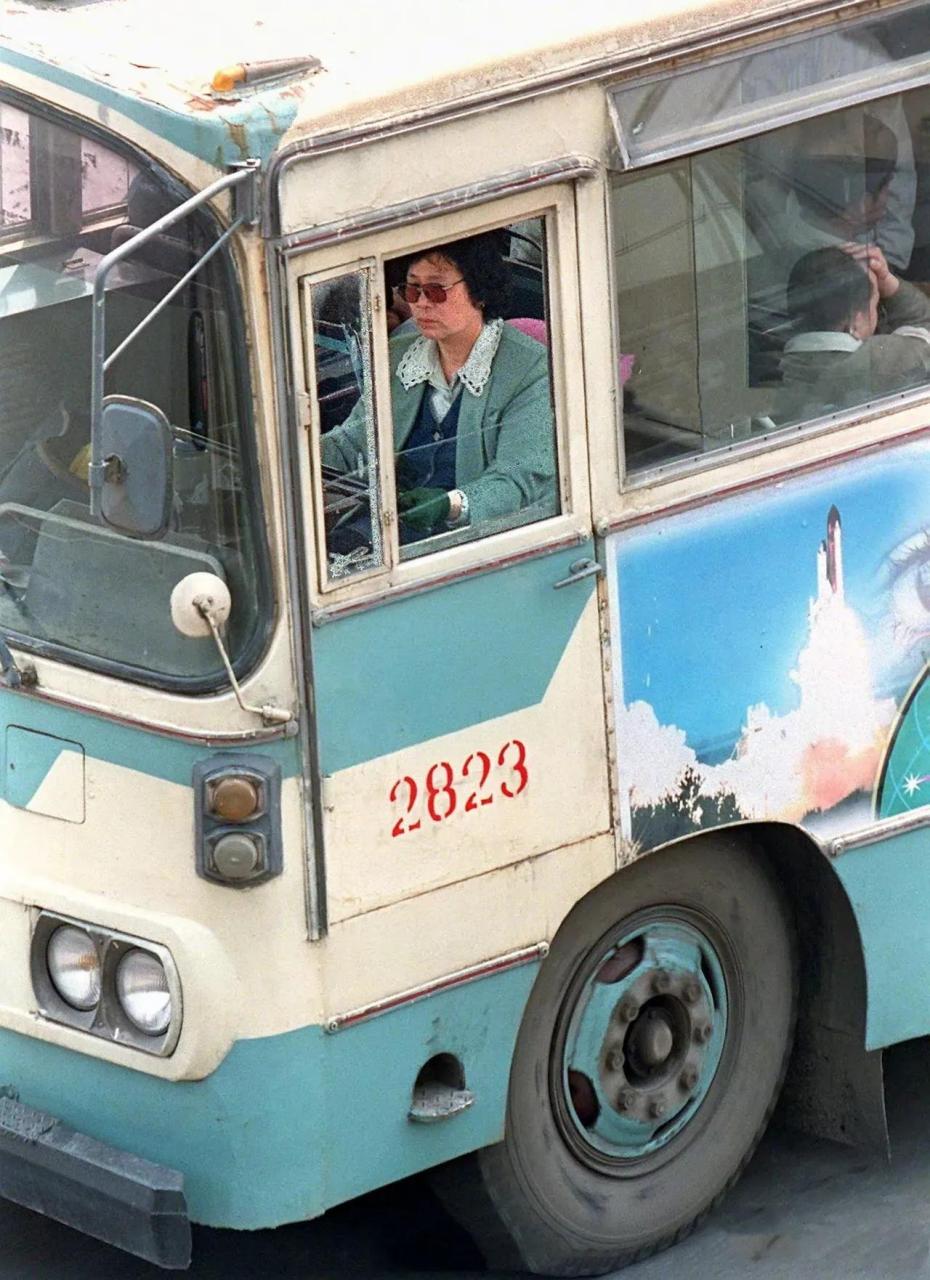 在1998年的北京,公交车上的女司机是个令人羡慕的职业.