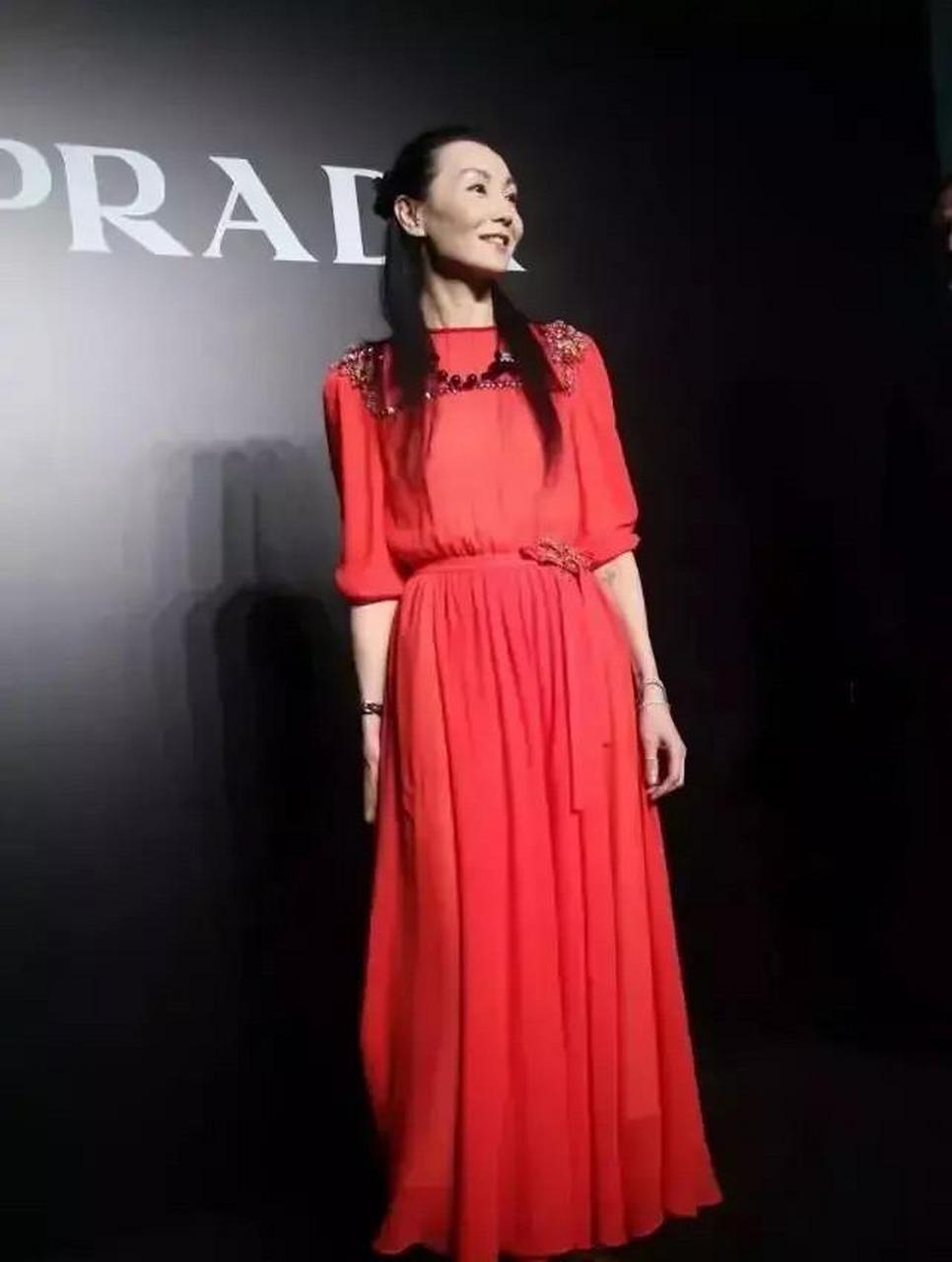 56岁张曼玉也老了,一袭红连衣裙显气质,不打针的脸法令纹明显