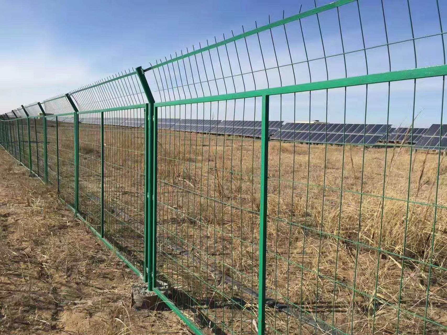 光伏围栏网的功能和应用 03应用: 光伏围栏网适用于城市,乡村,农场