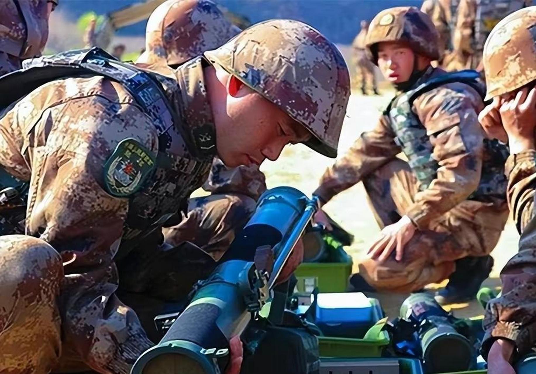 11式93mm单兵火箭筒是我们装备的即抛型火箭筒,一次性发射打完救佑