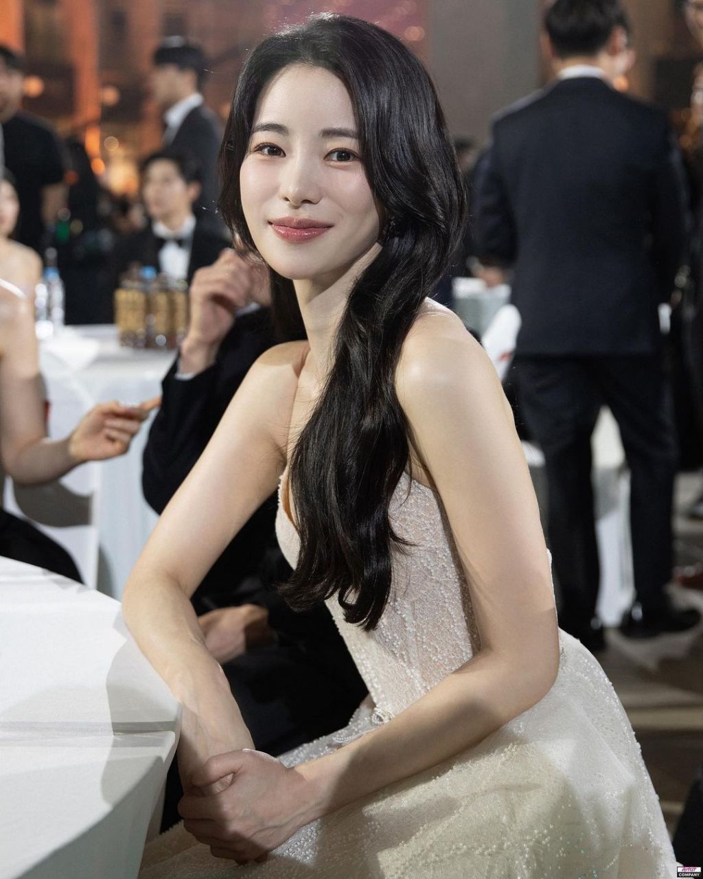 林智妍凭借《黑暗荣耀》拿到了最佳女配,还收获了剧中男主!