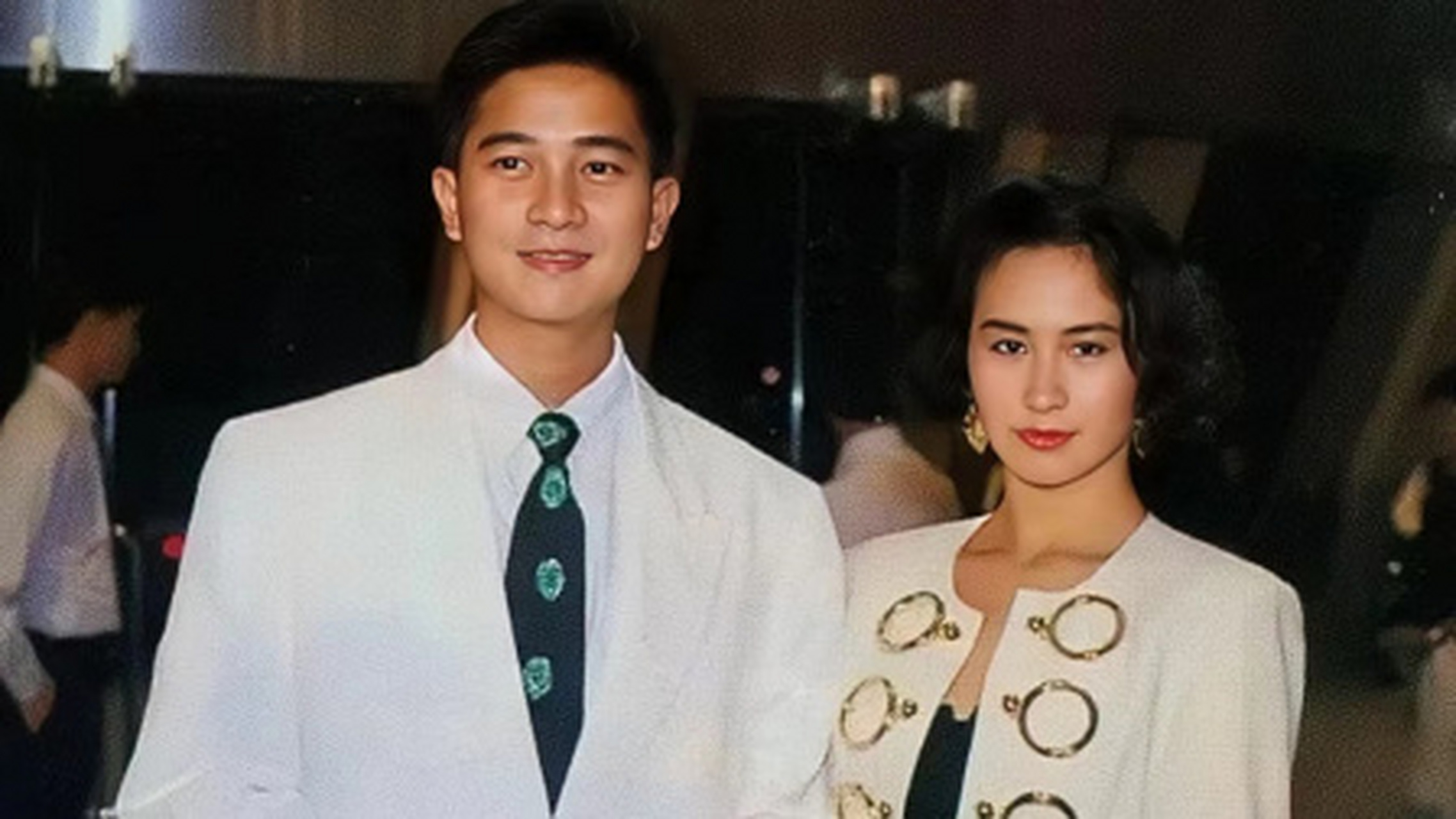 1988年,陈百强生日宴上,醉意微醺的陈百强头依靠在何超琼的肩上,而何