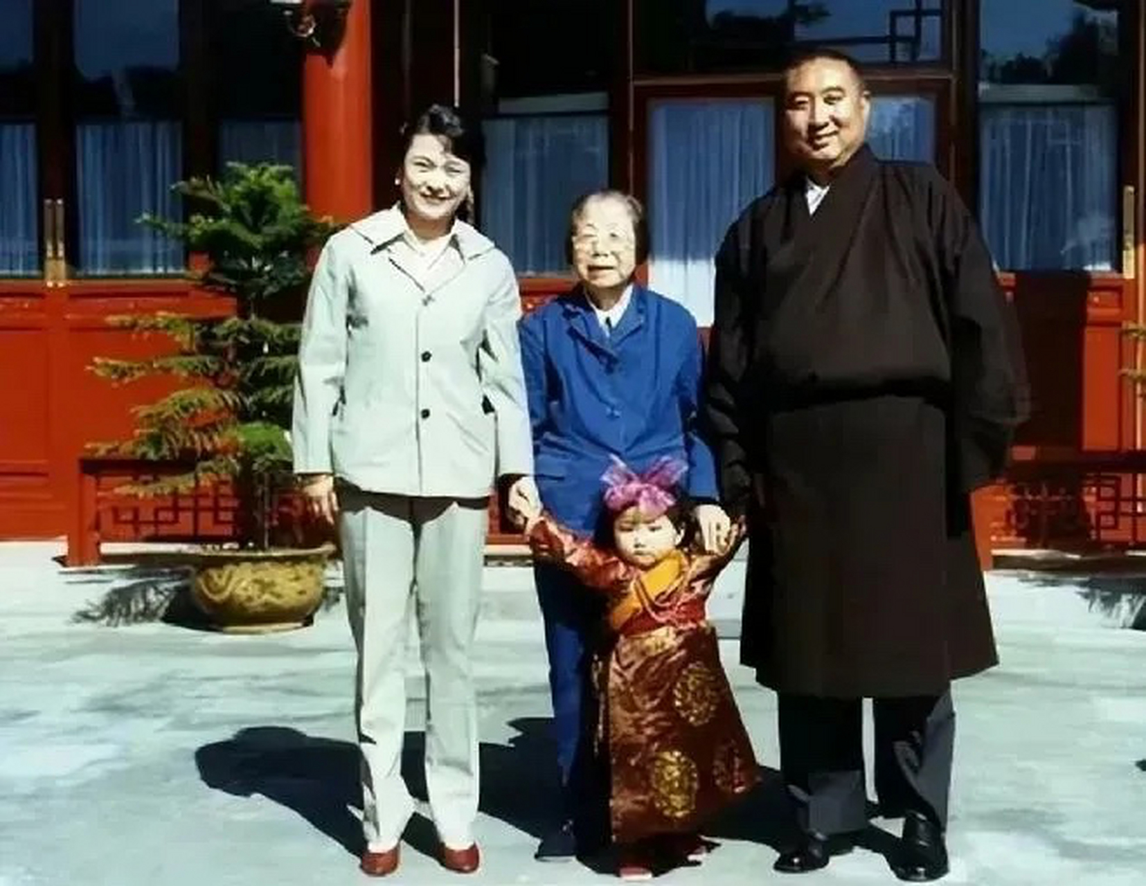 世班禅额尔德尼·确吉坚赞时,与活佛的妻子和女儿留下了这张珍贵照片