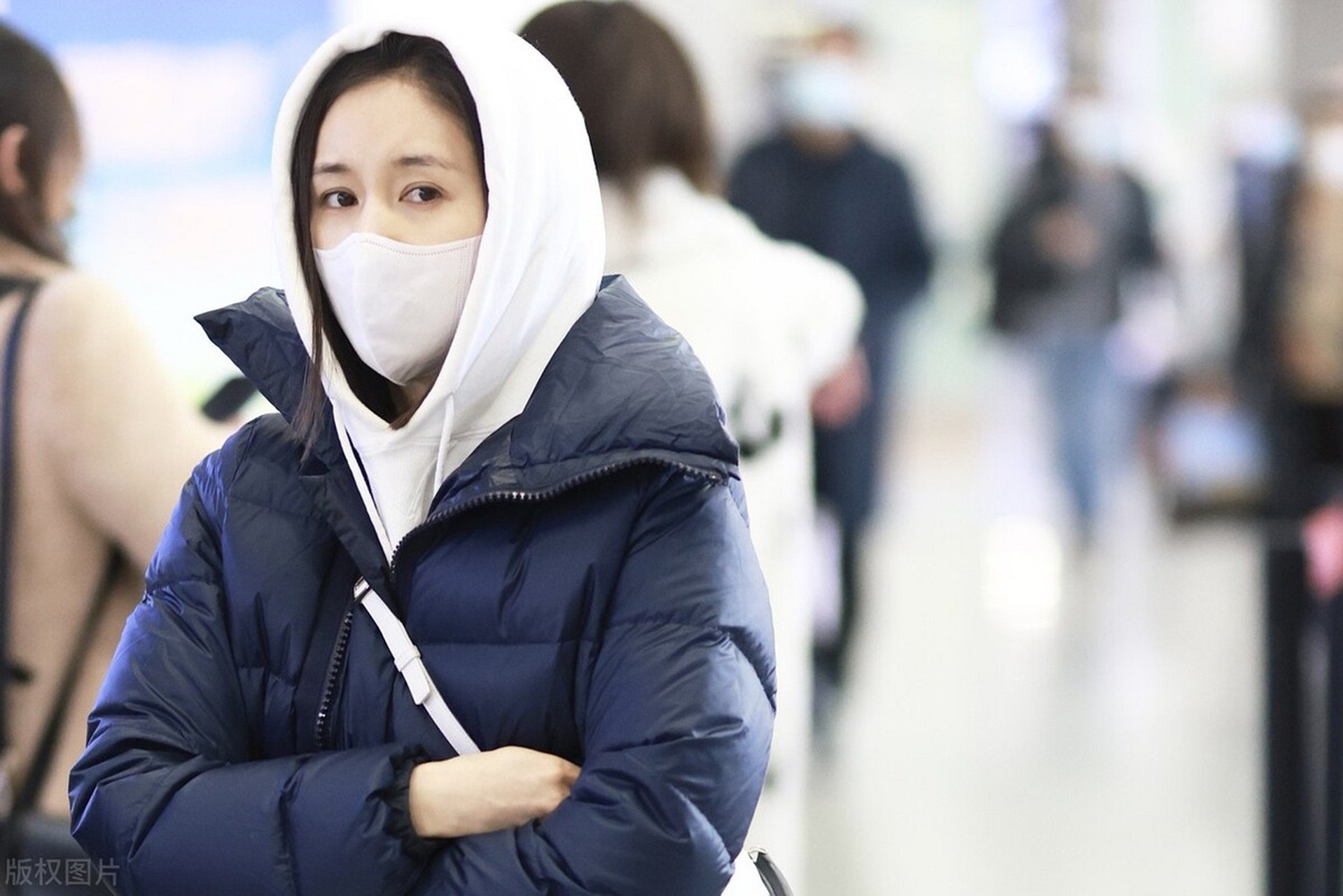 王子文机场街拍 黑色羽绒服 白色卫衣套装休闲简单