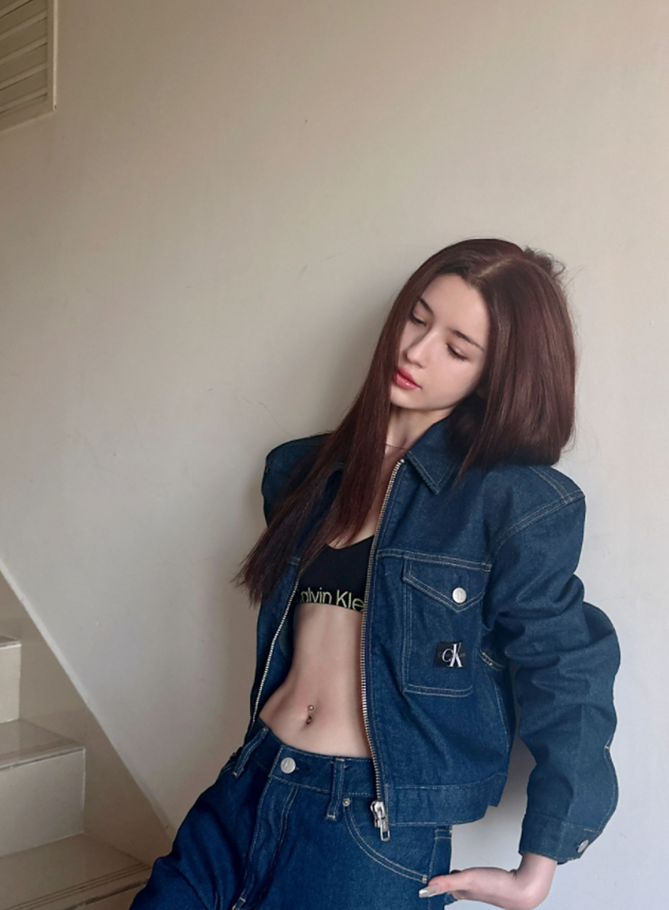 妈呀,哈妮克孜这是晒细腰,还是肚脐钉呢?