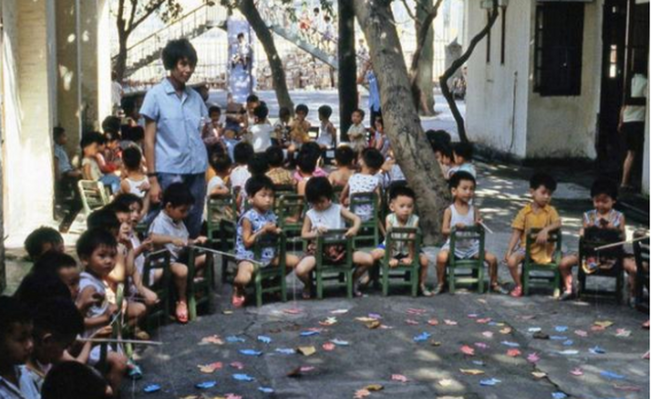 80年代,幼儿园小朋友在玩钓鱼(纸做的)游戏.您小时候玩过这个游戏吗?