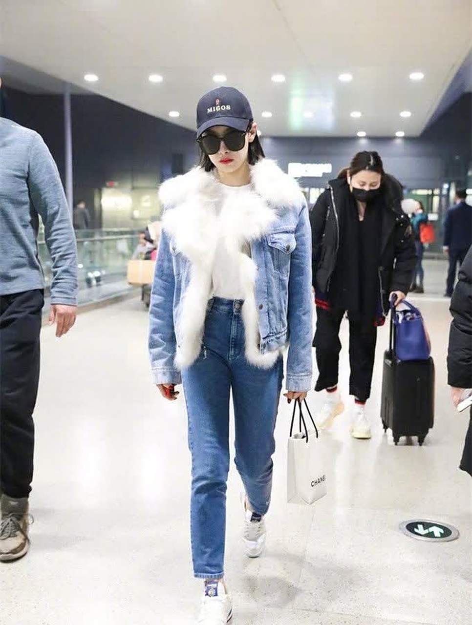 宋茜机场街拍美出新高度,牛仔毛绒外套配黑超眼镜穿出高冷女神范