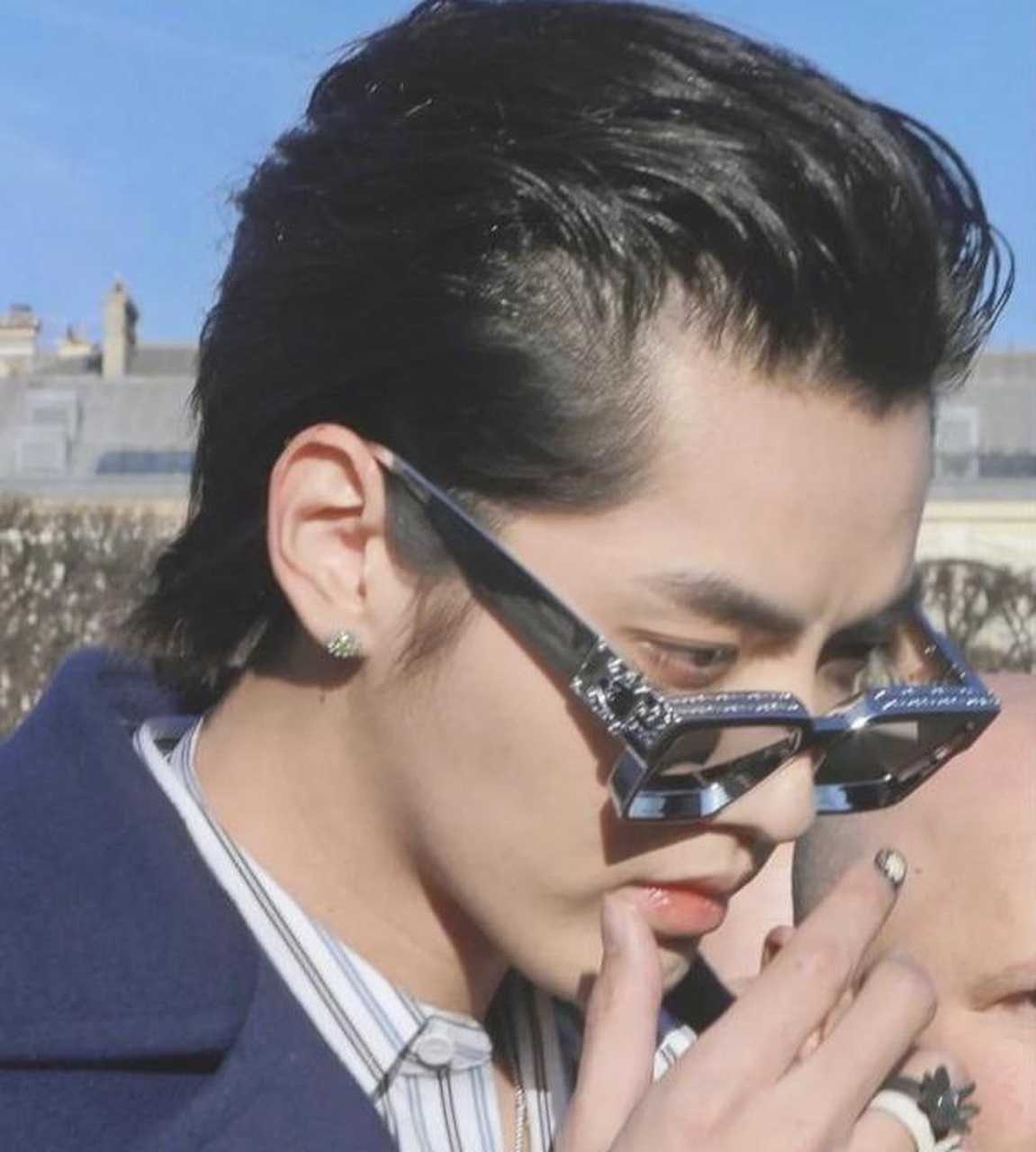 古有陶渊明酷爱菊,今有吴亦凡的小雏菊,无论是指甲上的贴花图案,还是