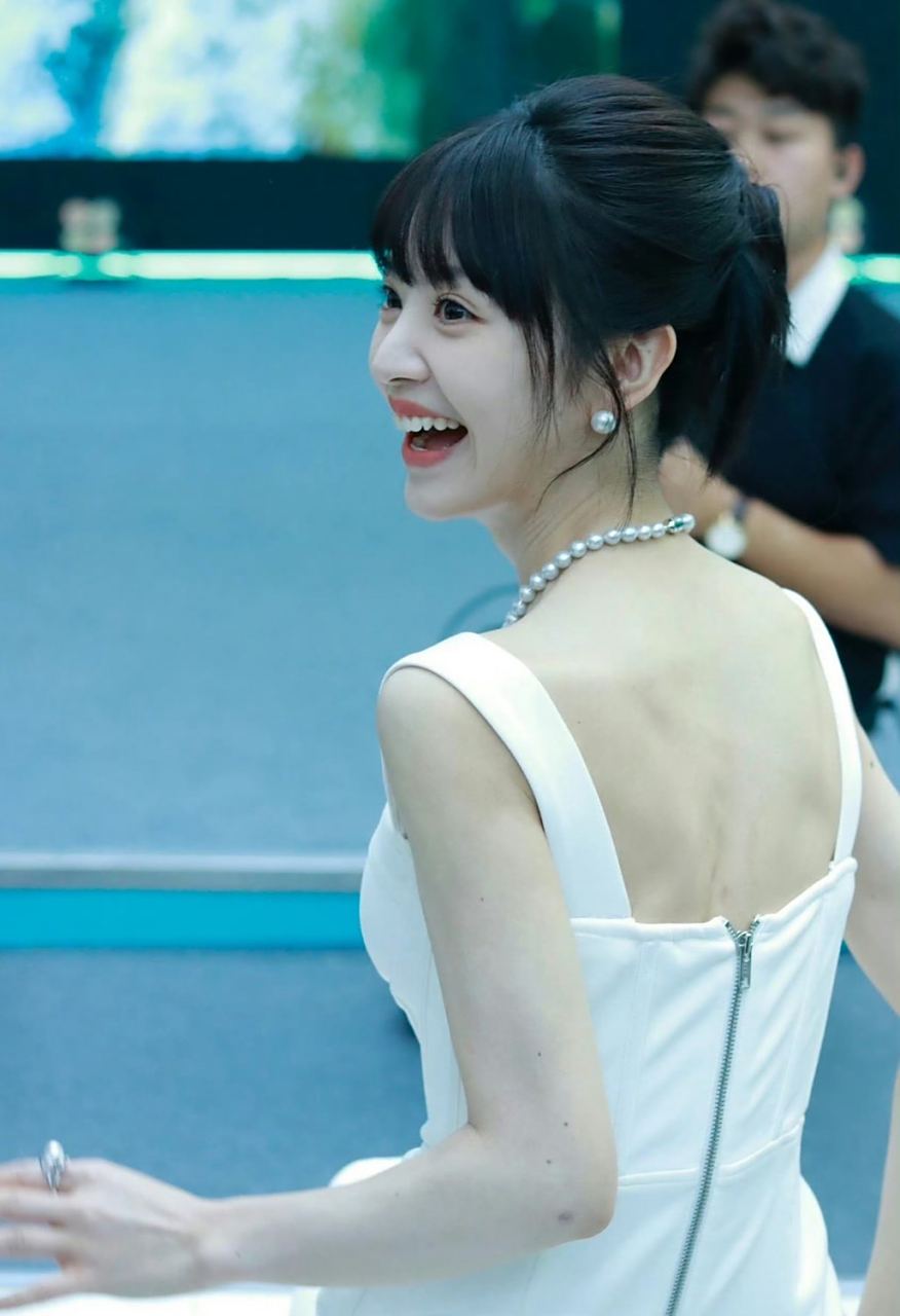 田曦薇近日活动造型,身着白色鱼骨修身裙亮相,凸显优越身材比例,生图