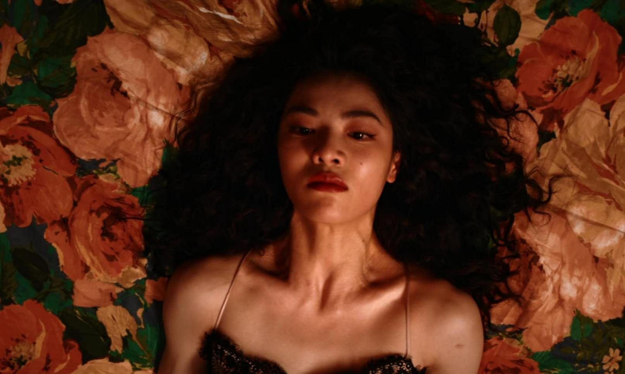 《荞麦疯长》里,钟楚曦饰演的李麦原是学院派舞者,前景无限,因一场