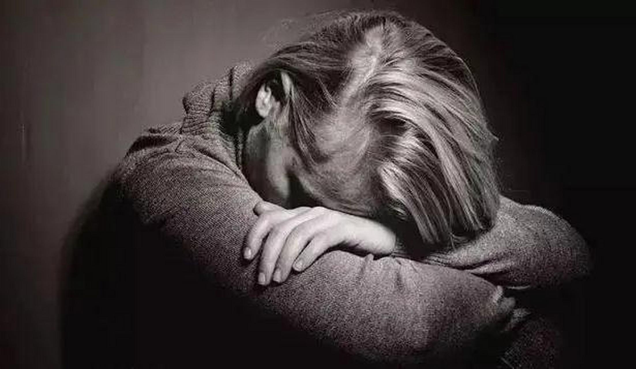 我和我们公司领导一起去出差,在出差期间,他也十分的关心我,人也十分