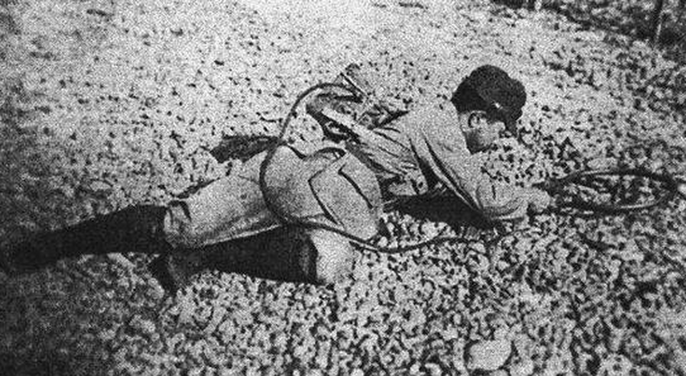 日军趴在地上,小心用探测器排雷,电影《地雷战》的场景很真实.