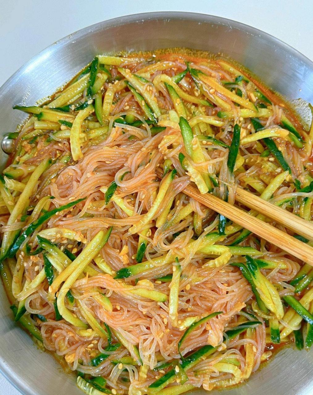 低卡又好吃的凉拌粉丝 准备食材:粉丝,黄瓜 水烧开把粉丝煮熟捞出,过