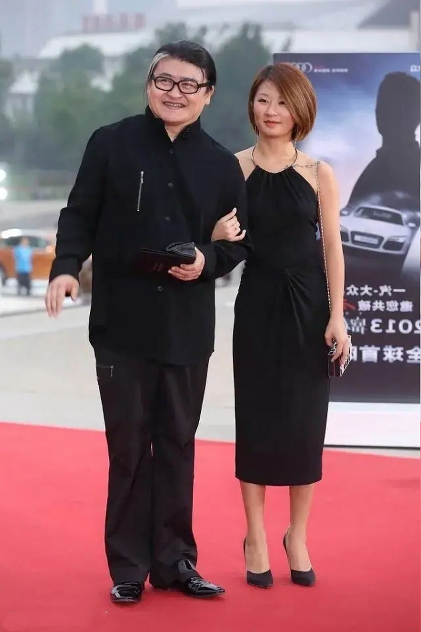 刘欢带女儿刘一丝参加活动,刘一丝虽然没有超高的颜值,但也是温婉大方