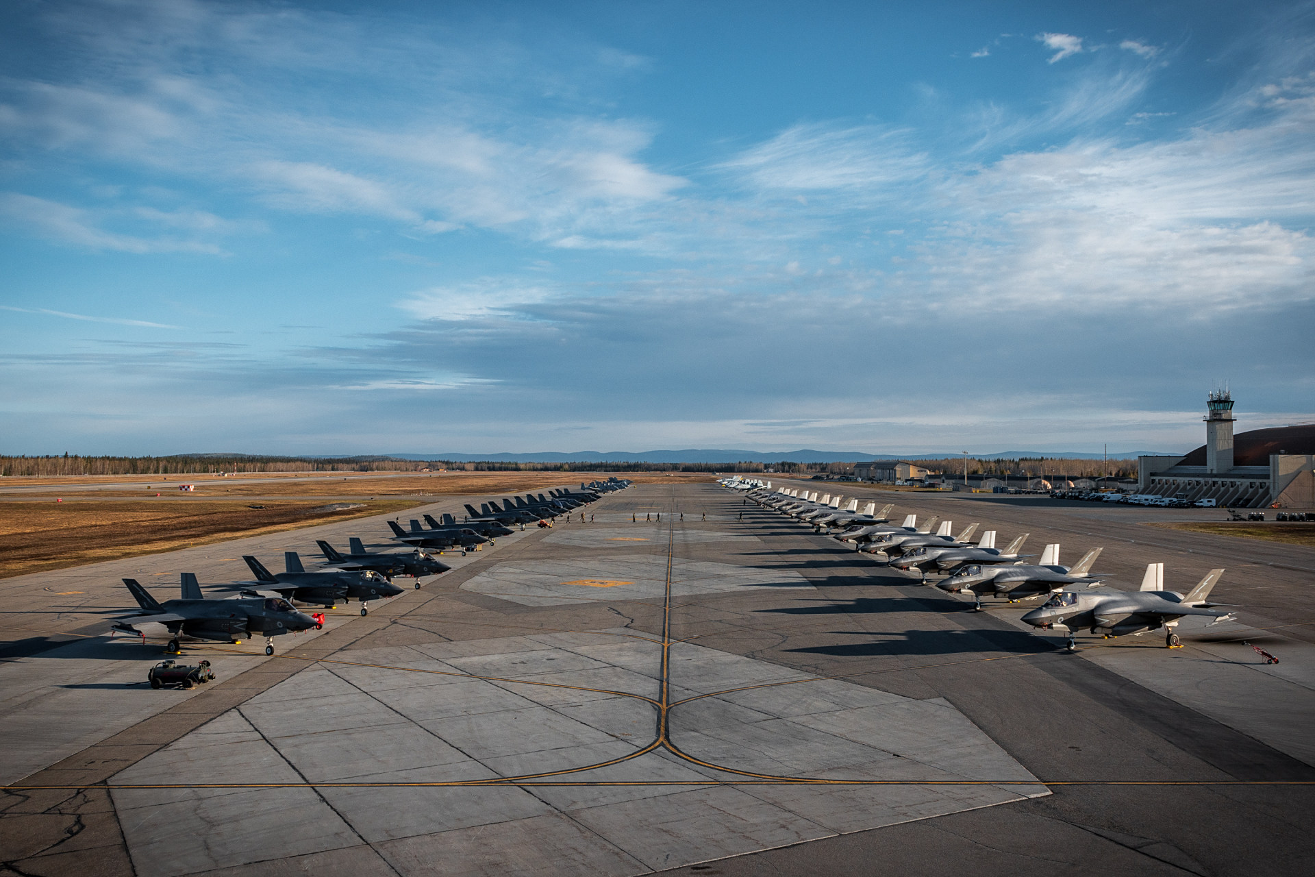 刚刚说的美国空军阿拉斯加艾尔森空军基地的大型停机坪,图片中这么多
