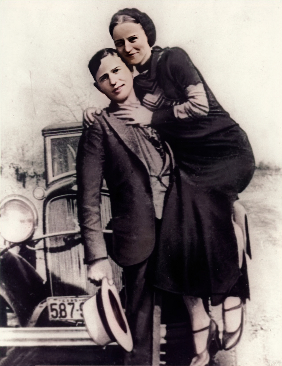 30年代,美国"雌雄大盗"邦妮和克莱德的照片,两人曾经在各州内来回穿梭