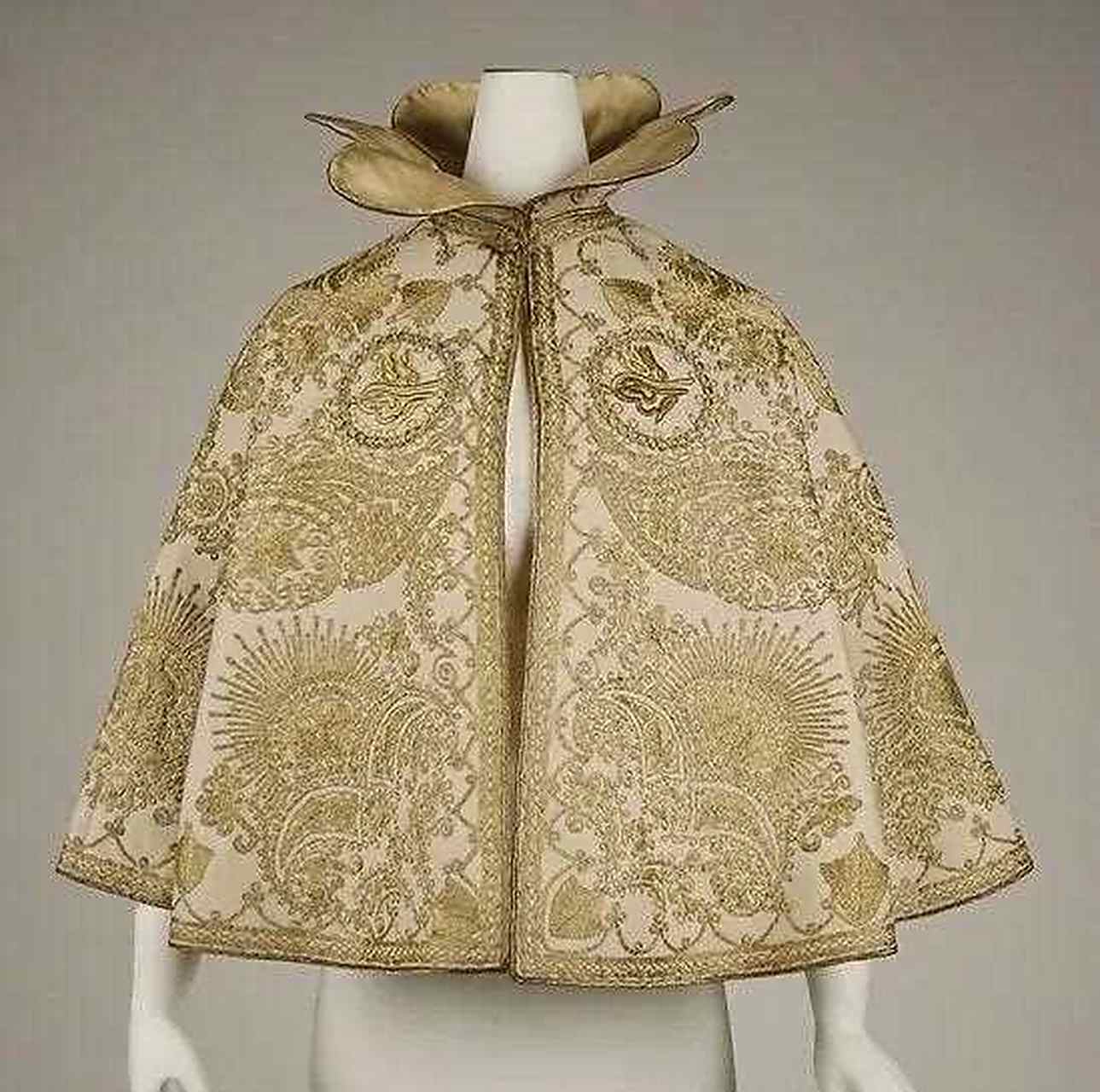 极致繁复的美维多利亚时期的斗篷,有几件放在当今也丝毫不觉得过时呀