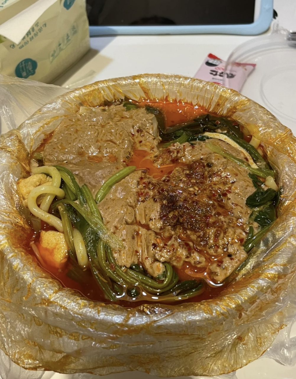 网友:不懂就问,为啥东北打包的麻辣烫都套着塑料袋?