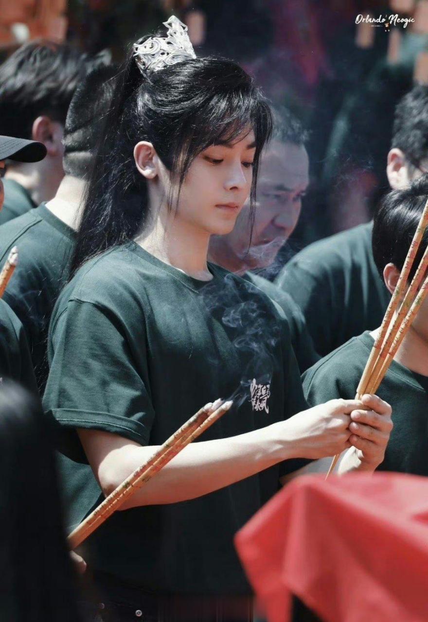 高马尾侯明昊明昊也太帅了吧?这个宽肩.