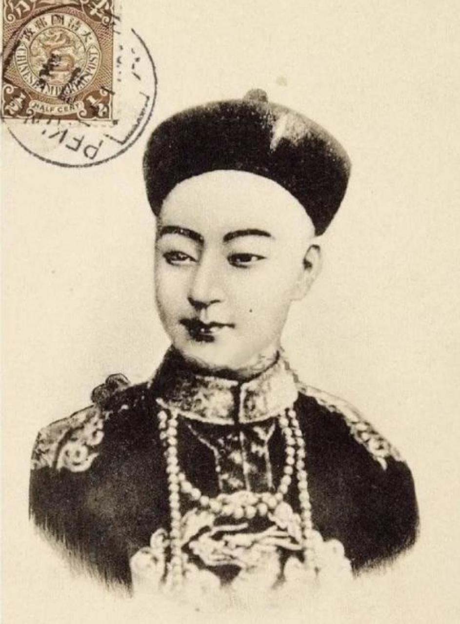 光绪帝的真实模样跟画像,你觉得差别大吗?我觉得还挺帅的.