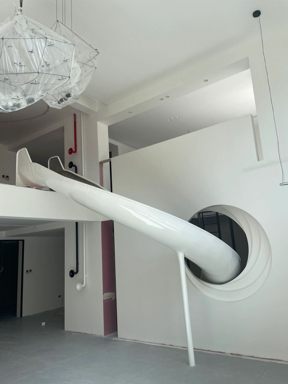 业主要在别墅为孩子装个滑梯[左捂脸] 现在的孩子真的太幸福了[笑哭]