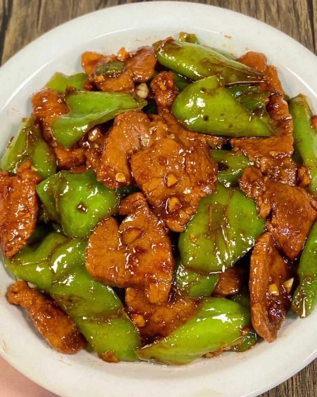 青椒炒猪肉!好吃是好吃!就是太费米饭!荤素搭配,营养美味![?