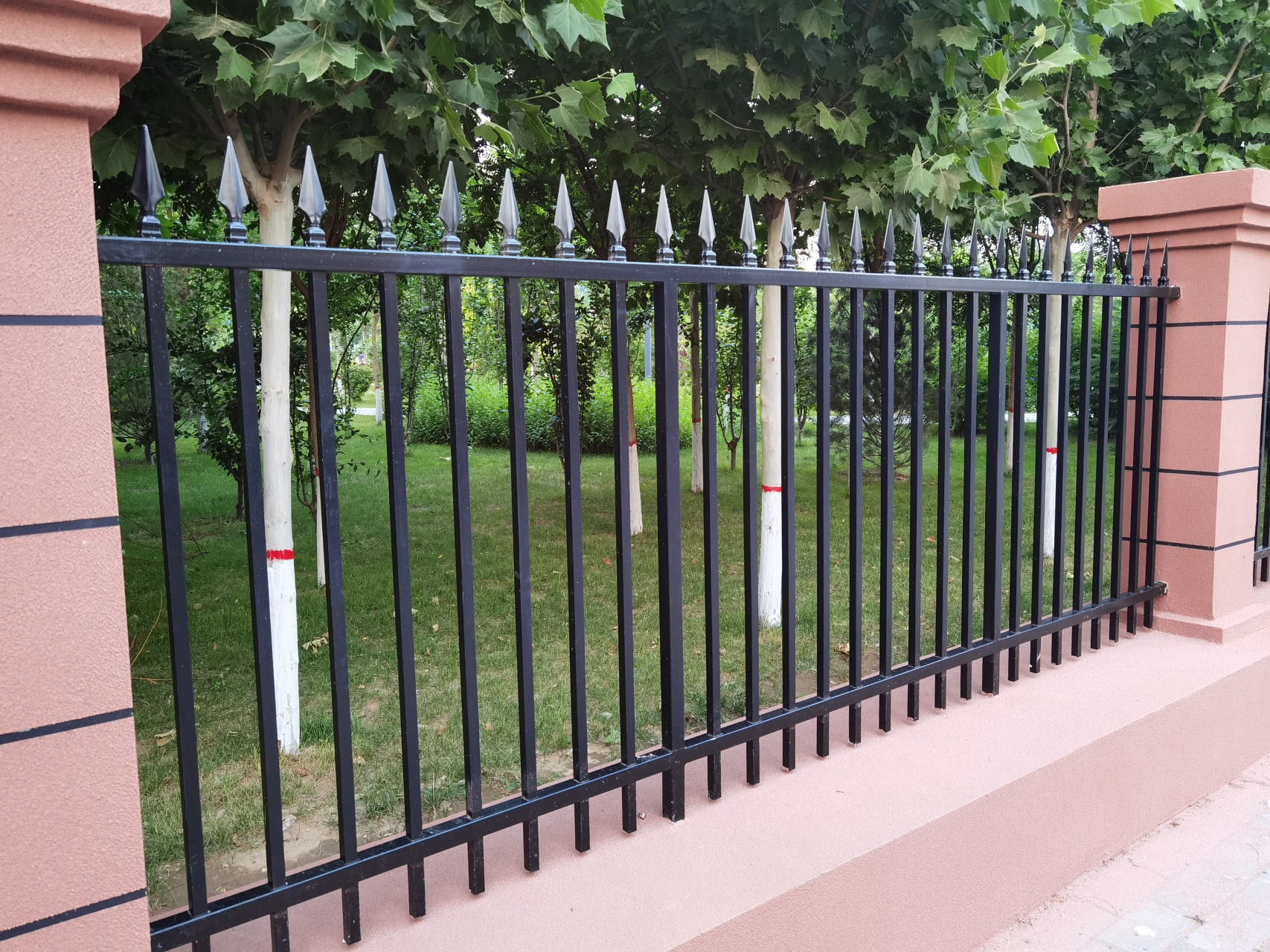 合格的围墙栏杆应满足相关的安全标准,如强度,稳定性和防护要求.