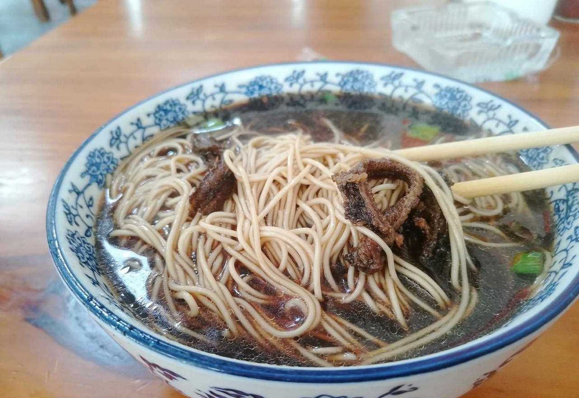 价值16元的鳝丝面,面可以免费加,也可以提前说多加一点,这个百强县