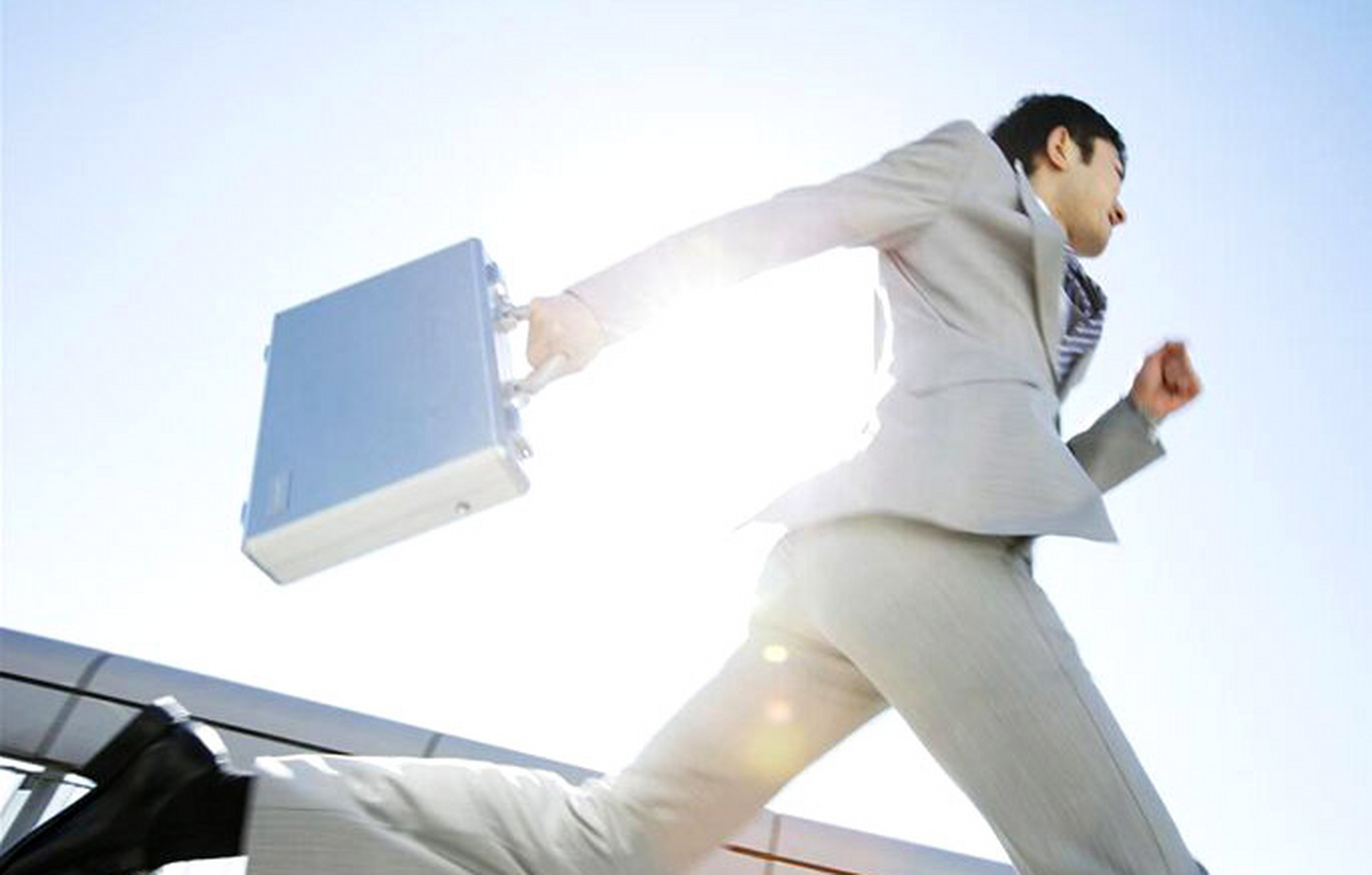 off duty:既然on duty可以表示上班,那对应的off duty就是下班,这里