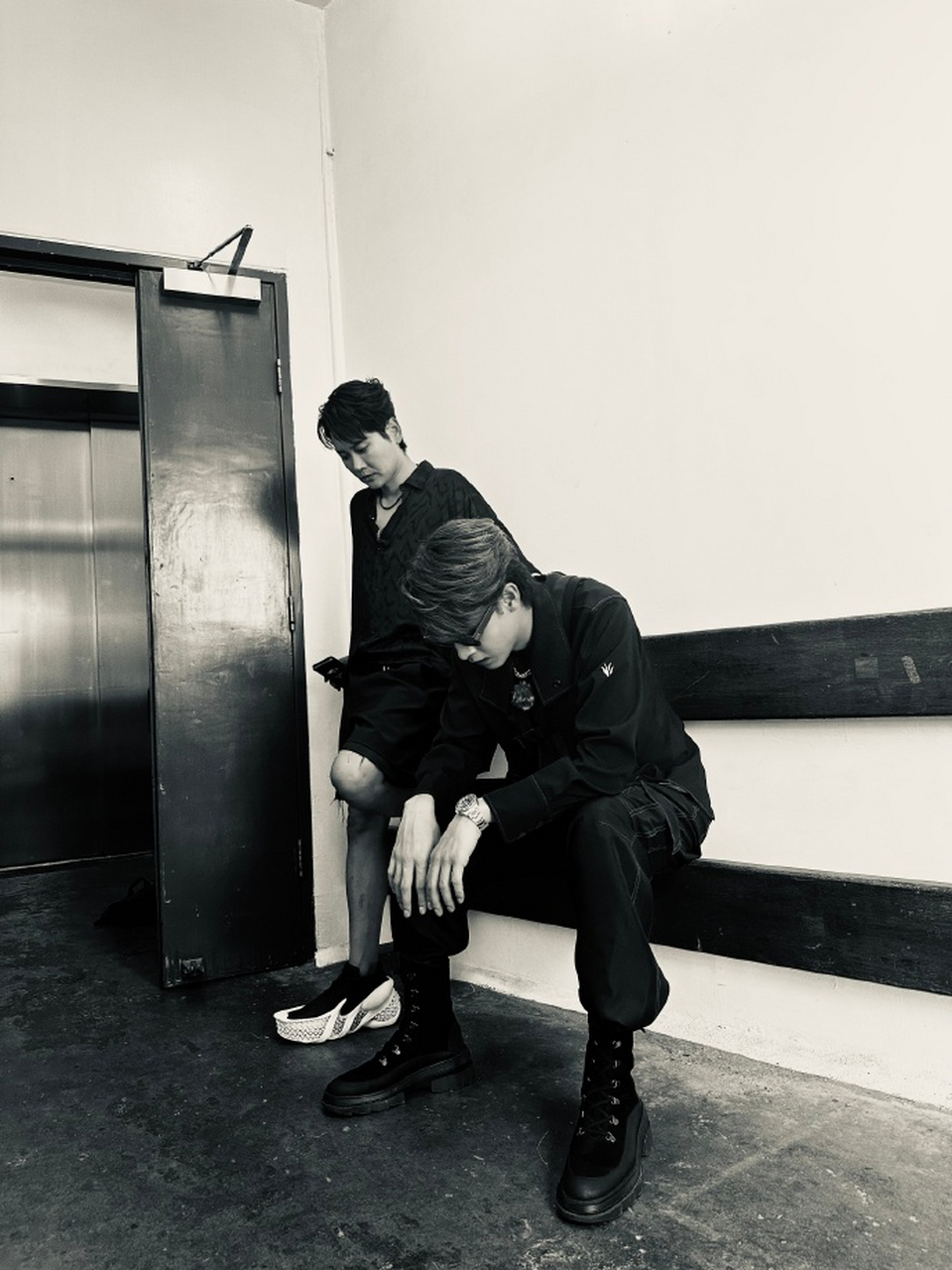 8月11日,德云社秦霄贤深夜发文,晒出了两张与师哥孟鹤堂的合影照.