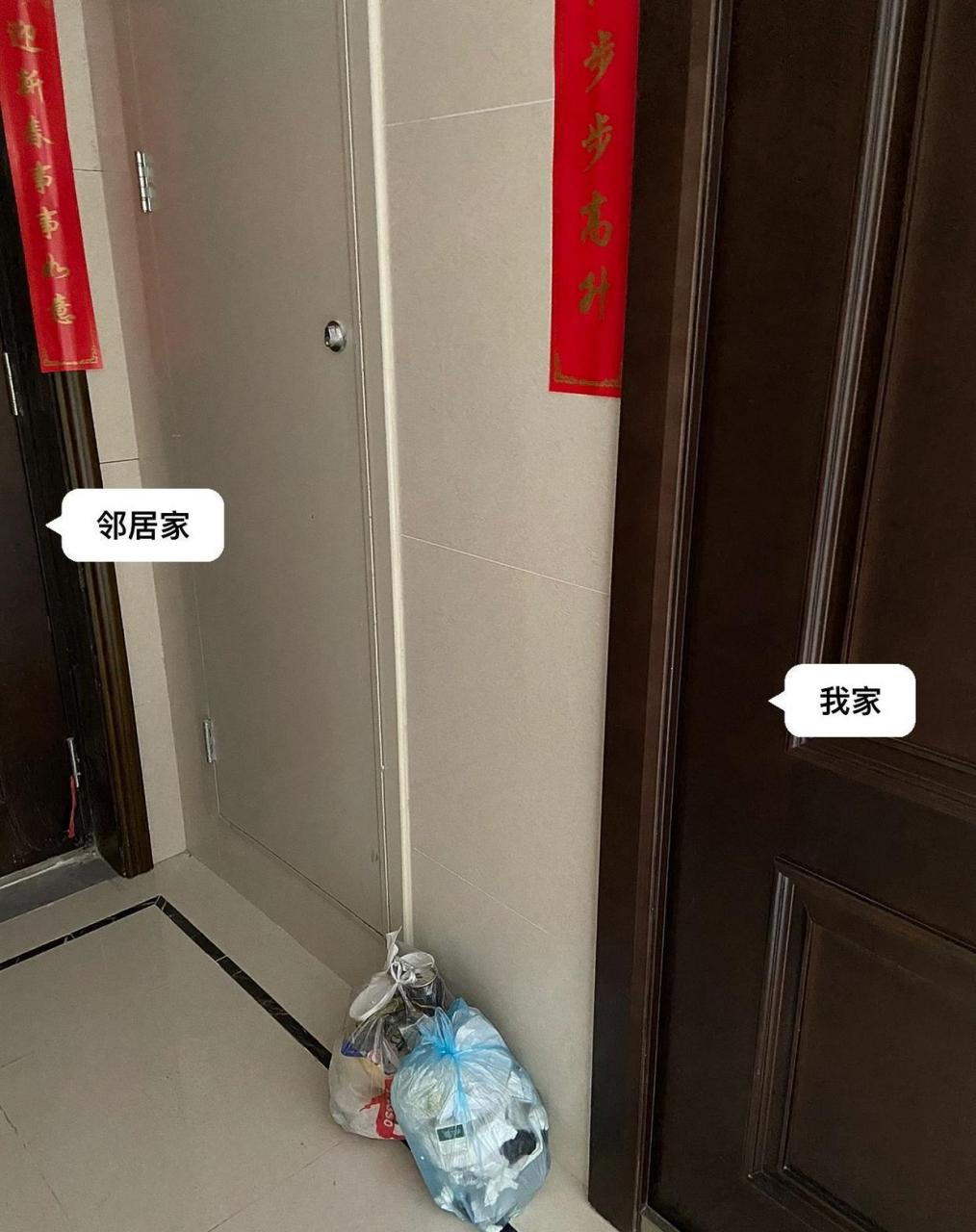 邻居让人无语的操作 先是不停的垃圾放我家门口,本着远亲不如近邻