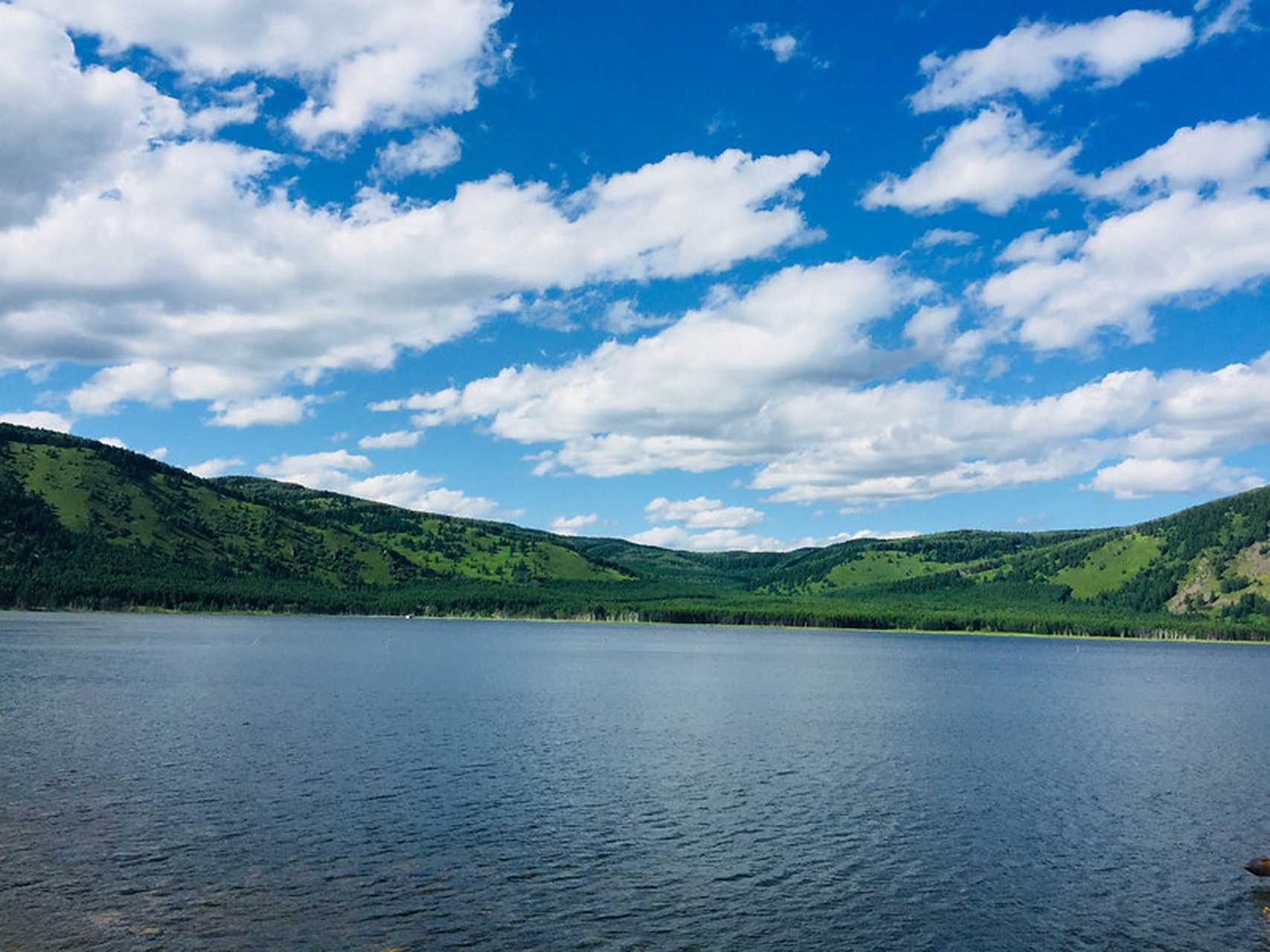乌苏浪子湖为火山喷发的熔岩流在流动过程中堵塞哈拉哈河形成的湖泊