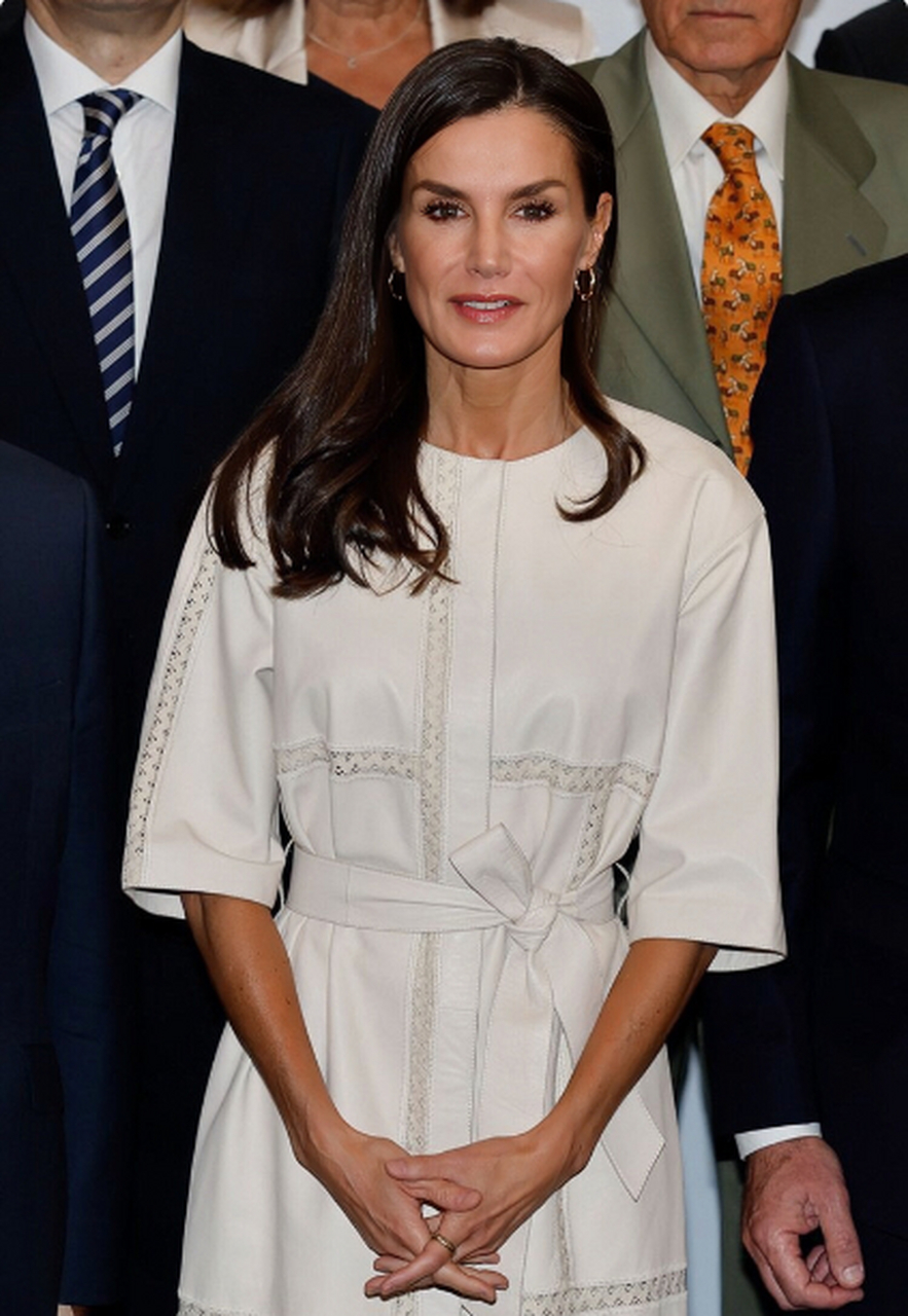 西班牙王后莱蒂齐亚身着一件白色连衣裙出席fad基金会的会议.